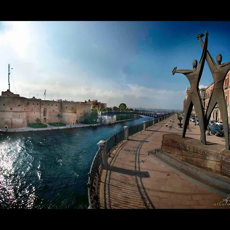 Dolphin House Дом отдыха Таранто
